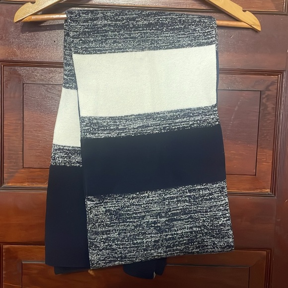 💙Tommy Hilfiger Scarf , Blue & White - Picture 4 of 7